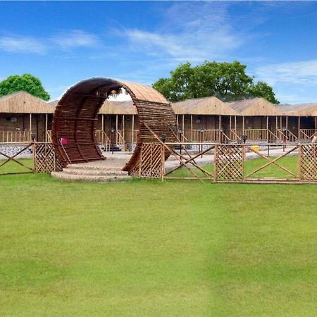 Gopika Resort Вриндавана Экстерьер фото