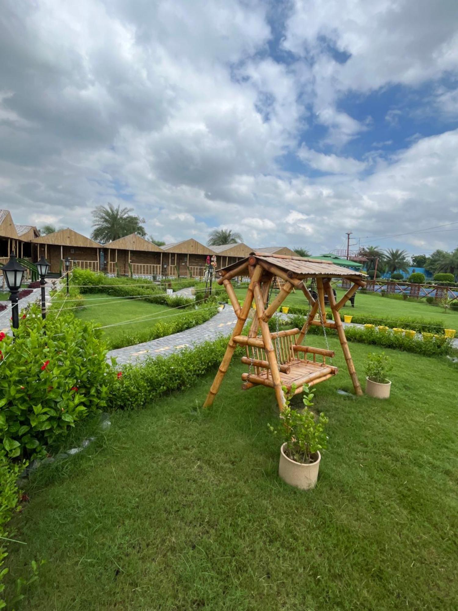 Gopika Resort Вриндавана Экстерьер фото