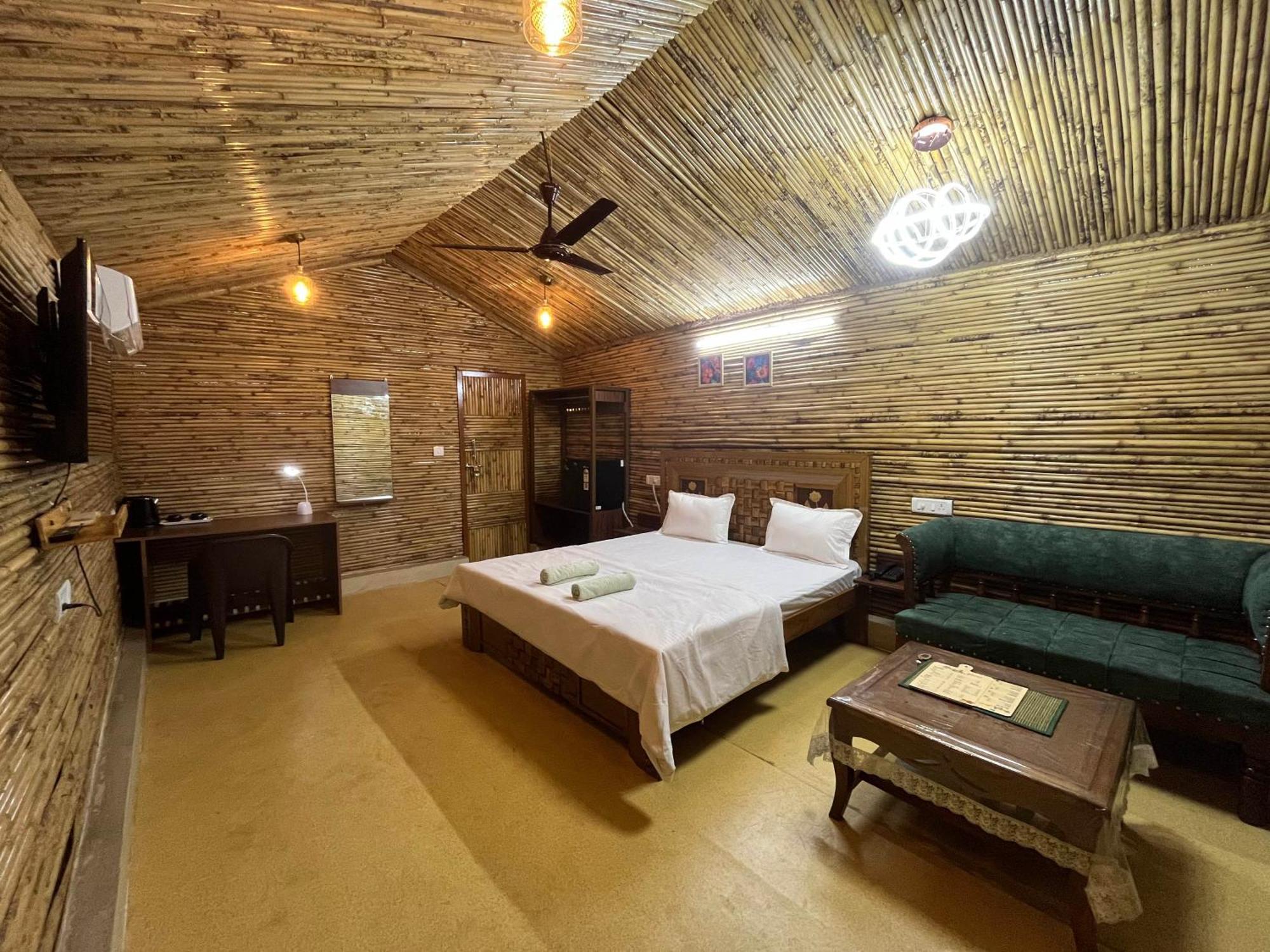 Gopika Resort Вриндавана Экстерьер фото